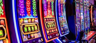 Tampilan kartu komunal dan area taruhan dalam permainan Texas Hold'em Bonus koin138